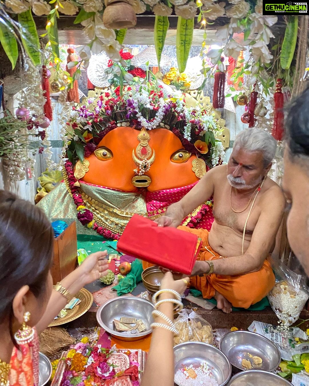 Prajakta Mali Instagram - अंबे तूज वाचून कोण पुरवील आशा… नरहरि तल्लीन झाला पदपंकजलेशा.., . #आंबेजोगाई . दुग्दशर्करा योग, दुर्गाअष्टमीला आईचं दर्शन घेण्याचं भाग्य लाभलं. 🙏 . #अष्टमी #दुर्गा #दर्शन #देवी #prajakttamali @🌟