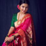 Prajakta Mali Instagram - जीवनात ही घडी अशीच राहू दे…! प्रीतीच्या फुलांवरी वसंत नाचू दे…! . Every Sunday’s core feeling 🤪😂. . #happysunday #dontwork #relax #justchill #enjoy #prajakttamali @♥️ . Saree - @paithanis.by.mrugakirloskar Jewellery - @prajaktarajsaaj Styling - @rajasidatar @sheerlychic Assisted by - @ _mansikadam13 Makeup - @mirrormajestymakeupacademy Hair - @seemaaofficial Photos - @thepolaroid8