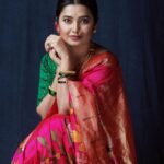 Prajakta Mali Instagram - विसरू नको श्रीरामा मला.. मी तूझ्या पाऊली जीव वाहिला.. प्रिया… . किती जन्म झाले.. तूझी प्रेमिका मी.. कितीही नव्याने तूला भेटले मी.. तूझी सावली झाले, घेउनी हिंडले सतीचा वसा.. प्रिया… . #blackandwhite #मोहनमाळ #कुडी #प्राजक्तराज #नथ #नमस्कारतोडे #पैलूपाटली #prajakttamali@🤍 . @prajaktarajsaaj