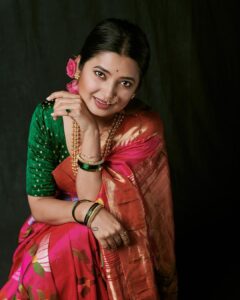 Prajakta Mali Instagram - विसरू नको श्रीरामा मला.. मी तूझ्या पाऊली जीव वाहिला.. प्रिया… . किती जन्म झाले.. तूझी प्रेमिका मी.. कितीही नव्याने तूला भेटले मी.. तूझी सावली झाले, घेउनी हिंडले सतीचा वसा.. प्रिया… . #blackandwhite #मोहनमाळ #कुडी #प्राजक्तराज #नथ #नमस्कारतोडे #पैलूपाटली #prajakttamali@🤍 . @prajaktarajsaaj