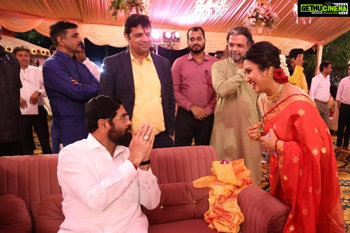 Prajakta Mali - 109.9K Likes - #aboutyesterday
.
सालाबादप्रमाणे यंदाचेही वर्षी “वर्षा बंगल्यावर” जाऊन गणरायाचं दर्शन घेतलं.
.
मा. मुख्यमंत्री व मा. श्री श्रीकांत दादा शिंदे यांचे; आम्हा कलाकारांना घरी बोलावल्याबद्दल, अत्यंत प्रेमाने पाहूणचार केल्याबद्दल मन:पुर्वक आभार. !
.
स्वतःला भाग्यवान समजते की दरवर्षी महाराष्ट्राच्या मुख्यमंत्र्यांना समक्ष भेटता येतय, आपल्या समस्या- अडचणी त्यांच्यासमोर मांडता येतायेत.
.
#भाग्यवान #मुख्यमंत्री #सण #गणेशोत्सव #latepost
@cmomaharashtra_
@drshrikantshinde
@mangeshdesaiofficia
तुझेही खूप खूप आभार. 🙏