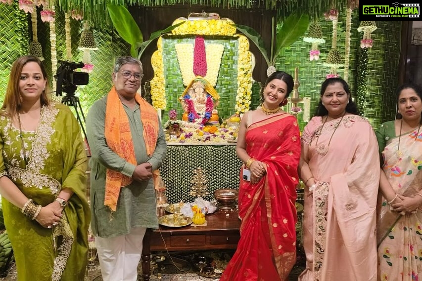 Prajakta Mali - 109.9K Likes - #aboutyesterday
.
सालाबादप्रमाणे यंदाचेही वर्षी “वर्षा बंगल्यावर” जाऊन गणरायाचं दर्शन घेतलं.
.
मा. मुख्यमंत्री व मा. श्री श्रीकांत दादा शिंदे यांचे; आम्हा कलाकारांना घरी बोलावल्याबद्दल, अत्यंत प्रेमाने पाहूणचार केल्याबद्दल मन:पुर्वक आभार. !
.
स्वतःला भाग्यवान समजते की दरवर्षी महाराष्ट्राच्या मुख्यमंत्र्यांना समक्ष भेटता येतय, आपल्या समस्या- अडचणी त्यांच्यासमोर मांडता येतायेत.
.
#भाग्यवान #मुख्यमंत्री #सण #गणेशोत्सव #latepost
@cmomaharashtra_
@drshrikantshinde
@mangeshdesaiofficia
तुझेही खूप खूप आभार. 🙏