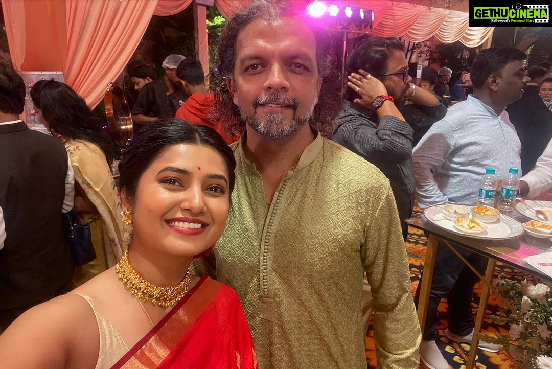 Prajakta Mali - 109.9K Likes - #aboutyesterday
.
सालाबादप्रमाणे यंदाचेही वर्षी “वर्षा बंगल्यावर” जाऊन गणरायाचं दर्शन घेतलं.
.
मा. मुख्यमंत्री व मा. श्री श्रीकांत दादा शिंदे यांचे; आम्हा कलाकारांना घरी बोलावल्याबद्दल, अत्यंत प्रेमाने पाहूणचार केल्याबद्दल मन:पुर्वक आभार. !
.
स्वतःला भाग्यवान समजते की दरवर्षी महाराष्ट्राच्या मुख्यमंत्र्यांना समक्ष भेटता येतय, आपल्या समस्या- अडचणी त्यांच्यासमोर मांडता येतायेत.
.
#भाग्यवान #मुख्यमंत्री #सण #गणेशोत्सव #latepost
@cmomaharashtra_
@drshrikantshinde
@mangeshdesaiofficia
तुझेही खूप खूप आभार. 🙏