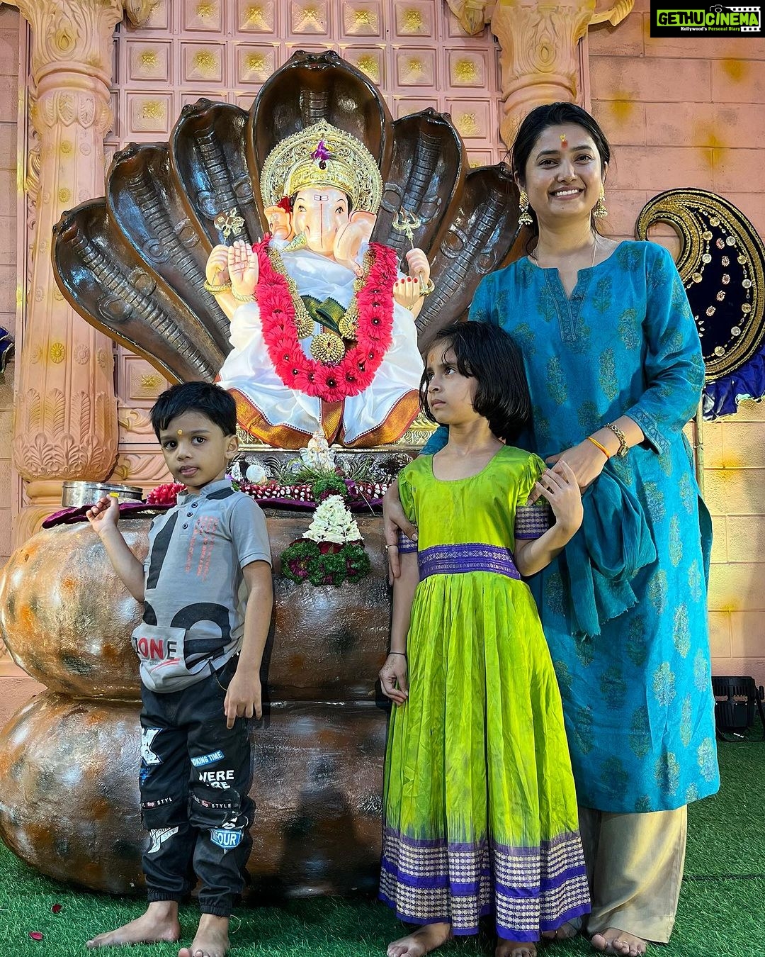 Prajakta Mali Instagram - #aboutyesterday . भाचीचं गणपती स्तोत्र पठण, मानाच्या ५ गणपतींच दर्शन, भाऊ रंगारी - महाआरती, घरात पुरी-भाजी श्रीखंड बेत, ४ उकडीचे १ तळलेला मोदक फस्त… गणेश चतुर्शी उत्साहात साजरी झाली🥰🥰🥰.