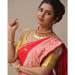 Prajakta Mali Instagram - उत्तरेचा बनारसी शालू, दक्षिणेकडची ब्लाऊज स्टाईल, एका बंगाली fashion designer ची statement hair style आणि “मराठी अलंकार”… . Permutation combination, creativity, criss cross style at its peak.. 🤪 . @prajaktarajsaaj ची #बेलपानटिक आणि #छोटापुतळीहार हे combination पण पहिल्यांदाच केलय.. #lovingit #मराठीअलंकार #प्राजक्तराज #गहूतोडे #पैलूपाटली #prajakttamali @♥️ . Saree - @sayalirajadhyakshasarees Blouse - @tanyasbenzfashion Jewellery - @prajaktarajsaaj Styled by - @rajasidatar Assisted by - @_mansikadam13 Makeup - @seemaaofficial Hair - @sonali20_official