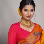 Prajakta Mali Instagram - Last from the series… . दोन choker neck pieces एकत्र परिधान करण्याची हल्ली fashion आहे. म्हणून “तारामंडळ आणि वज्रटिक” एकत्र परिधान करून पाहिले… आणि त्यांनी बहार आणली. (हे दोन्ही अलंकार गेल्या महिन्यातील सगळ्यात जास्त विकले गेलेले अलंकार आहेत.) सोनेरी मणी नथ तर मी हास्यजत्रेत पहिल्यांदाच घातली. 😍 हातात मोती बांगडी आणि गहूतोडे आहेत. @prajaktarajsaaj ♥️