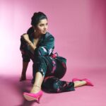 Prajakta Mali Instagram - Hey sexy lady.. I like your flow.. Your body is banging Out of control… (स्वतःला म्हणत नाहीये; ही माझी ringtone आहे.. काही caption सुचलं नाही की गाण्याचे lyrics टाकते.. - तुम्हाला तर माहितीच आहे .🤪आत्ताही काही सूचत नव्हतं) . {विनंती विशेष- आता मराठी गाणं ringtone का नाही? ह्यावर comments मध्ये चर्चा नको..🙏 🫣 माझ्या ringtones mood नुसार सतत बदलत असतात..आत्ता ही आहे, इतकच..😀} . कळावे आपलीच मराठी मूलगी.. #prajakttamali @🙏 . . Outfit - @barrooni.in Jewellery - @tipsyfly Styled by - @rajasidatar @sheerlychic Assisted by - @sanayaa_vp Make up - @mirrormajestymakeupacademy_ Hair - @nilampatel12 Photos - @thepolaroid8