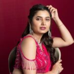 Prajakta Mali Instagram – दिल बहल तो जाएगा 
इस ख़याल से..।
हाल मिल गया तुम्हारा 
अपने हाल से..। 

रात ये करार की 
बेक़रार है ।
तुम्हारा इंतज़ार है..। 
.
(गाडी मध्ये हे गाणं ऐकून माझा ड्रायव्हर वैतागलाय.. mobile Bluetooth car ला connect कर रे, म्हंटल्यावर ignore करतो.🤪)
.
Song on the loop now..
#songonmymind  #love #oldsong #melody #lyrics #pink #winter #prajakttamali @🌷 
.

Lehenga – @aahava_couture
Jewellery – @shillpapuriidesignerjewellery
Styled by – @rajasidatar 
Assisted by – @_mansikadam13
Makeup – @seemaaofficial 
Hair – @nilampatel12
Photos – @thepolaroid8