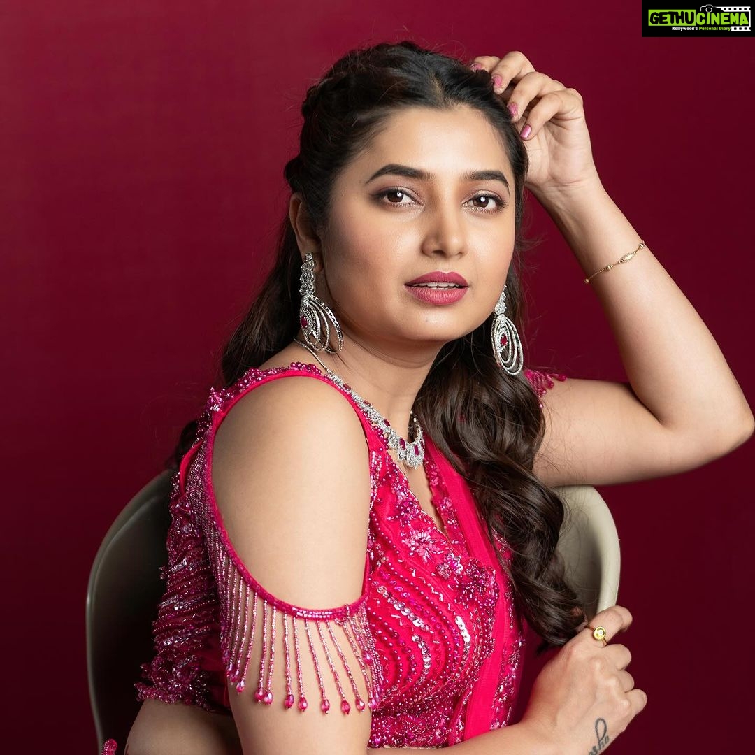 Prajakta Mali Instagram - दिल बहल तो जाएगा इस ख़याल से..। हाल मिल गया तुम्हारा अपने हाल से..। रात ये करार की बेक़रार है । तुम्हारा इंतज़ार है..। . (गाडी मध्ये हे गाणं ऐकून माझा ड्रायव्हर वैतागलाय.. mobile Bluetooth car ला connect कर रे, म्हंटल्यावर ignore करतो.🤪) . Song on the loop now.. #songonmymind #love #oldsong #melody #lyrics #pink #winter #prajakttamali @🌷 . Lehenga - @aahava_couture Jewellery - @shillpapuriidesignerjewellery Styled by - @rajasidatar Assisted by - @_mansikadam13 Makeup - @seemaaofficial Hair - @nilampatel12 Photos - @thepolaroid8