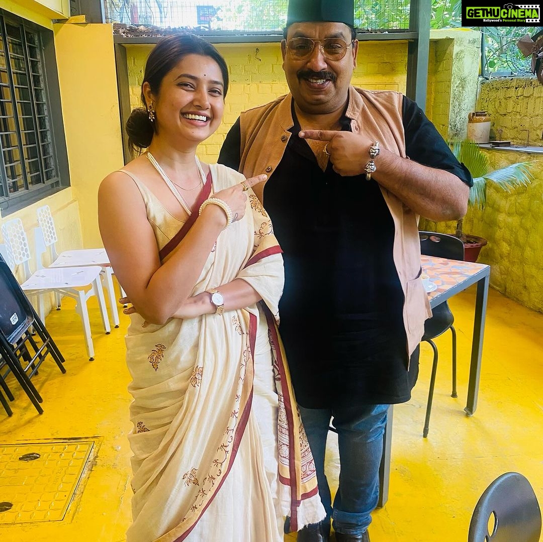 Prajakta Mali Instagram - दसऱ्यादिवशी मी अनेक दिग्गजांना भेटले. पण खरं तर Day spent well with @chef_vishnumanohar - विष्णूजी; असं मी म्हणायला हवं. संघाचा विजयादशमी उत्सव, नागपूरचे भोसले महाराज, देवेंद्रजीं भेट ; सगळ्या भेटी यांच्यामुळे शक्य झाल्या. सगळीकडे हे मला त्यांच्या गाडीत घेऊन फिरले. आणि त्याच सायंकाळी विष्णूजींनी मला ‘सरसंघचालक- मोहनजी भागवतांनाही’ भेटवलं; (नेमका काही कारणाने फोटो घेता आला नाही.) पण त्या निमित्तानं मला संघ कार्यलय बघायला मिळालं. Can’t thank enough to you Vishnuji for everything. ♥️ . त्याच दिवशी एका कार्यक्रमात मा. चंद्रशेखर बावनकुळे व नागपूर-मुंबई प्रवासात अतिशय गोड हसणारे मा. श्री. सुधीर मुनगंटीवारजीही भेटले. . अशा प्रकारे यंदाचा नागपूर दौरा सुफळ संपूर्ण झाला. Today, back to pavilion- Shooting for #maharashtrachihasyjatra 🥰