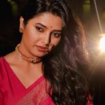 Prajakta Mali Instagram - मोकळ्या केसात माझ्या.. तू जीवाला गुंतवावे… . मलमली तारूण्य…. . #pinkfever #anotherway #प्राजक्तराज #तुळजा #सोनं #मोरठूशी #सोनेरीमणीनथ #सरी #कुडी #मराठीअलंकार #मराठीमूलगी #मराठीगाणी #पाऊस #प्रेम #prajakttamali @♥️