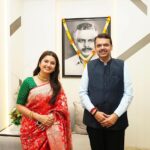 Prajakta Mali Instagram - खरे तर देवेंद्रजींच्या मतदारसंघातील गरबा कार्यक्रमासाठी नागपूरला गेले होते आणि त्यांच्याकडे एक कामही होतं. विजयादशमी उत्सवात भेटीसाठी थोडा वेळ हवा असे मी म्हणताच, त्यांनी त्यांच्या व्यग्र वेळापत्रकातून वेळ काढून दिला. “काहीही मदत लागली तर सांगा, we are here to help you, We adore your work”.. इति - देवेंद्रजी. महाराष्ट्र राज्याचे उपमुख्यमंत्री असं म्हणतात तेव्हा खरच खूप आधार वाटतो. त्यांच्या या अनमोल वाक्यांसाठी त्यांचे आभार मानायले शब्द अपूरे पडतायेत. #gratitude #नागपूर #oneonone #meeting #Godiskind #countingmyblessings #gratitude @devendra_fadnavis @chef_vishnumanohar #prajakttamali @🌟