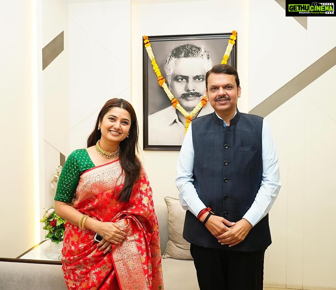 Prajakta Mali Instagram - खरे तर देवेंद्रजींच्या मतदारसंघातील गरबा कार्यक्रमासाठी नागपूरला गेले होते आणि त्यांच्याकडे एक कामही होतं. विजयादशमी उत्सवात भेटीसाठी थोडा वेळ हवा असे मी म्हणताच, त्यांनी त्यांच्या व्यग्र वेळापत्रकातून वेळ काढून दिला. “काहीही मदत लागली तर सांगा, we are here to help you, We adore your work”.. इति - देवेंद्रजी. महाराष्ट्र राज्याचे उपमुख्यमंत्री असं म्हणतात तेव्हा खरच खूप आधार वाटतो. त्यांच्या या अनमोल वाक्यांसाठी त्यांचे आभार मानायले शब्द अपूरे पडतायेत. #gratitude #नागपूर #oneonone #meeting #Godiskind #countingmyblessings #gratitude @devendra_fadnavis @chef_vishnumanohar #prajakttamali @🌟