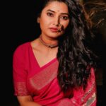 Prajakta Mali Instagram - सख्या रे… सख्या रे… घायाळ मी हरिणी… . काजळ काळी गर्द रात अन कंप कंप अंगात सळ सळनाऱ्या पानांना ही रात किड्यांची साथ कुठ लपू मीकशी लपू मी गेले भांबावूनी भांबावूनी . सख्या रे…सख्या रे… #प्राजक्तराज #तुळजा #सोनं #मोरठूशी #शिंदेशाहीतोडे #सोनेरीमणीनथ #कुडी @♥️ . @prajaktarajsaaj wwwprajaktaraj.in #prajakttamali @♥️