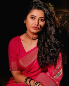 Prajakta Mali Instagram - सख्या रे… सख्या रे…
 घायाळ मी हरिणी…
.
काजळ काळी गर्द रात अन
कंप कंप अंगात
सळ सळनाऱ्या पानांना ही
रात किड्यांची साथ
कुठ लपू मीकशी लपू मी
गेले भांबावूनी भांबावूनी
.
सख्या रे…सख्या रे…

#प्राजक्तराज #तुळजा #सोनं #मोरठूशी #शिंदेशाहीतोडे #सोनेरीमणीनथ #कुडी @♥️
.
@prajaktarajsaaj 
wwwprajaktaraj.in 

#prajakttamali @♥️