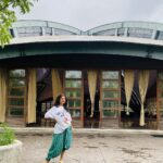 Prajakta Mali Instagram - आयूष्यात कितीही घरं-दारं झाली; तरी आर्ट ॲाफ लिव्हींग चं आश्रम माझं सगळ्यात आवडतं ठिकाण होतं, आहे आणि असेल😌. . Passionately dispassionate.. (कधीही आश्रमवासी होऊ शकते..😅) . #गुरूतत्व #सानिध्य #ध्यान #योगी #शांती . advance course.. detox mode on.. Phone will be off. #मौनव्रत #nature #must for #everyone #artofliving #त्रिवेणीआश्रम #prajakttamali @srisriravishankar @🙏