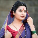 Prajakta Mali Instagram - उमगले रानाला, देठाला पानाला माझ्या सरदाराला समजले ना… . अधीर मन झाले… मधूर घन आले…! . #पाऊस #सरदार #डोक्यावरपदर #मराठी #गुलाब #प्रेम #प्राजक्तराज #बोरमाळ #सोनसळा #prajakttamali @♥️