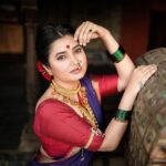 Prajakta Mali Instagram - मन चिंब पावसाळी मेंदीत माखलेले.. त्या राजवंशी कोण्या डोळ्यात गुंतलेले… . #favourite #song and #photo… . #कुडी #नथ #पैलूपाटल्या #गादीठूशी #पुतळीहार #चटईवीणबाजूबंद #एकदाणी #बोरमाळ #प्राजक्तराज #prajakttamali @♥️