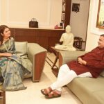 Prajakta Mali Instagram - मी आणि केंद्रिय मंत्री नितीनजी नागपूरात एका कार्यक्रमानिमित्त एका मंचावर उपस्थित राहण्याचा योग जुळून येता येता राहिला. आयोजकांना म्हंटल,सहज शक्य झालं तर मला त्यांना भेटायला खूप आवडेल. आणि नितीनजींनी तात्काळ वेळ दिला. नवमीला नितीनजींच्या निवासस्थानी ही ‘ग्रेट भेट’ झाली. त्यामुळे सबंध परिवारालाही भेटता आलं. ‘महाराष्ट्राची हास्यजत्रा, माझे आगामी projects, श्री श्री रविशंकरजी, प्राजक्तराज, समृद्धी महामार्ग’ .. अशा अनेक विषयांवर अर्ध्या तासाहून अधिक वेळ गप्पा झाल्या. ‘श्री श्रींचं माझ्यावर पुत्रवत प्रेम आहे आणि आम्ही तुमची हास्यजत्रा रोज बघतो’ हे ऐकून मला विशेष आनंद झाला..🥰 निघताना त्यांच्या घरच्या देवीचं दर्शन घ्यायला लावलं, त्यांच्या कामावर लिहीली गेलेली ८-९ पुस्तकं दिली, नैसर्गिक कापसापासून बनवलेली खादी साडी दिली. (जी मी लगेच दुसऱ्या दिवशी विजयादशमी उत्सवात नेसली. ) आयूष्यभर स्मरणात राहील अशा या भेटीसाठी वेळ दिल्याबद्दल नितीनजींचे मनापासून आभार. 😇 . @gadkari.nitin 🙏 . #केवळभाग्यवान #नागपूर #मोठामाणूस #आनंद #prajakttamali @😇