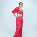 Prajakta Mali Instagram - फ़ैज़ गुलाबी चैन गुलाबी दवा भी गुलाबी है गुलाबी यह असर..। नाव गुलाबी ये नैन गुलाबी नैन गुलाबी है गुलाबी है सफ़र..। . (Always in love with good song lyrics 🥰) . #pink #song #romantic #saree #curves #prajakttamali @🌷 . Saree - @kalkifashion x @mintandmilkpr Styled by - @rajasidatar @sheerlychic Assisted by - @sanayaa_vp Make up - @madhuradeokute Hair - @seemaaofficial Photos - @thepolaroid8