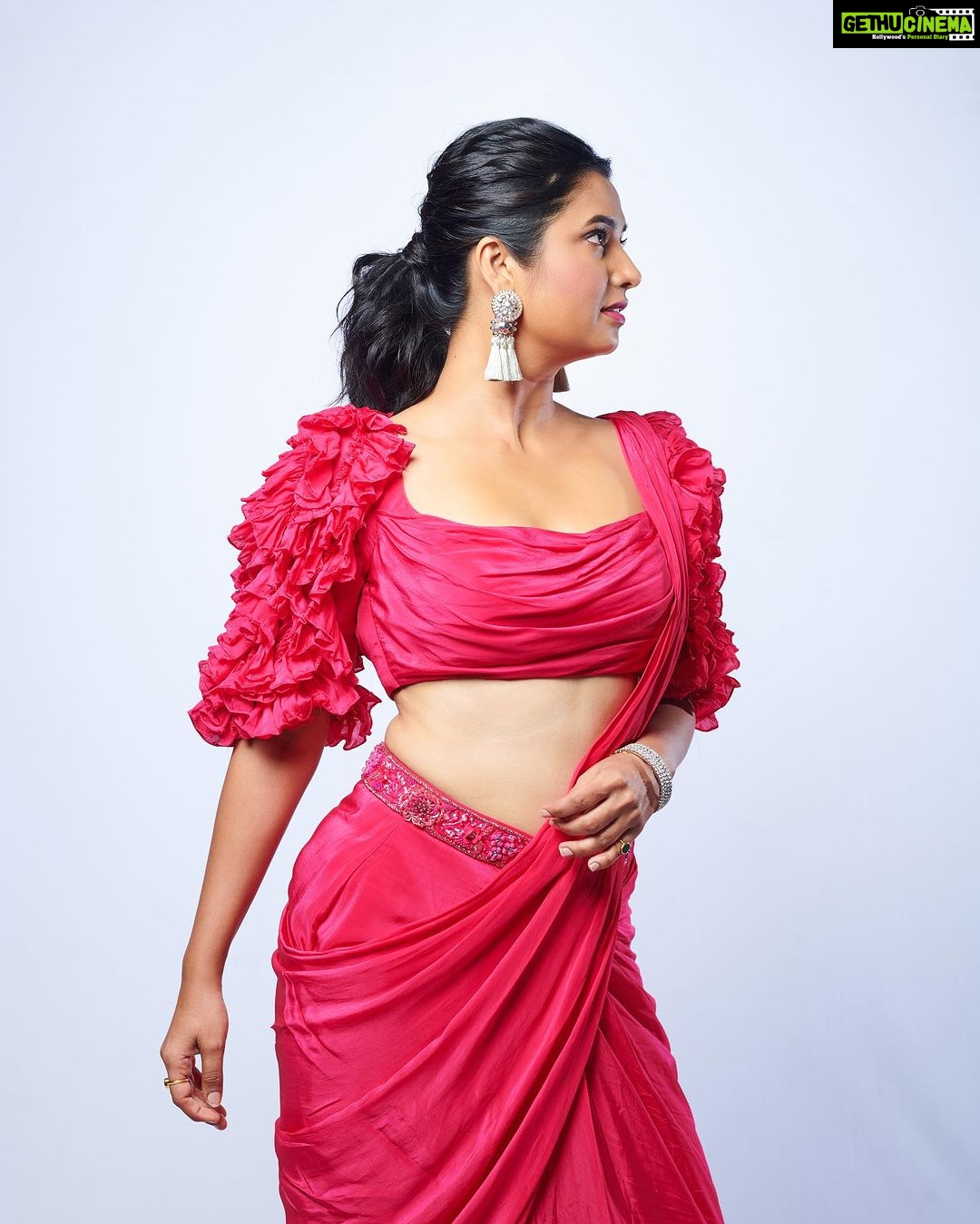 Prajakta Mali Instagram - सारी दुनिया हारी हमसे.. हम तुझपे दिल हारे…। . गहरी नैनो वाले.. लहरी लहरी नैनों वाले..। . Saree - @kalkifashion x @mintandmilkpr Styled by - @rajasidatar @sheerlychic Assisted by - @sanayaa_vp Make up - @madhuradeokute Hair - @seemaaofficial Photos - @thepolaroid8