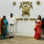 Prajakta Mali Instagram – आज दसऱ्याच्या निमित्ताने ‘ भोसले वंशीय- Maharaja of Nagpur; महाराज श्रीमंत मुधोजीराजे भोसले, त्यांचे चिरंजीव राजे जयसिंग व संघमित्रा यांना भेटण्याचा योग आला.’ 
.
यासाठी आमचे स्नेही विष्णूजींचे आभार. 
.
आता “प्राजक्तराज मध्ये यांच्या खजिन्यातील अलंकारांच्या प्रतिकृती बघायला मिळाल्या तर आश्चर्य वाटून घेऊ नये. 
.
☺️
#नागपूरदौरा #भोसलेघराणं #राजे #ग्रेटभेट 
#प्राजक्तराज 
@chef_vishnumanohar 
#prajakttamali @🌟