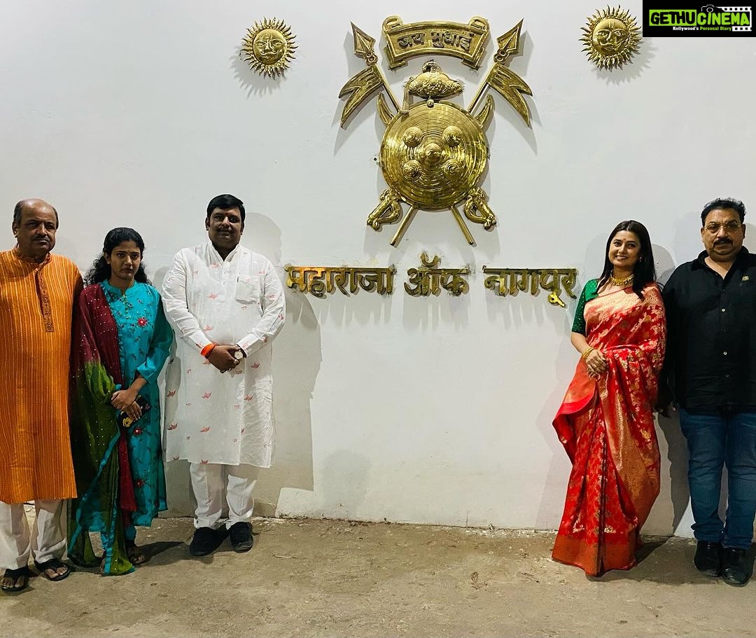 Prajakta Mali Instagram - आज दसऱ्याच्या निमित्ताने ‘ भोसले वंशीय- Maharaja of Nagpur; महाराज श्रीमंत मुधोजीराजे भोसले, त्यांचे चिरंजीव राजे जयसिंग व संघमित्रा यांना भेटण्याचा योग आला.’ . यासाठी आमचे स्नेही विष्णूजींचे आभार. . आता “प्राजक्तराज मध्ये यांच्या खजिन्यातील अलंकारांच्या प्रतिकृती बघायला मिळाल्या तर आश्चर्य वाटून घेऊ नये. . ☺️ #नागपूरदौरा #भोसलेघराणं #राजे #ग्रेटभेट #प्राजक्तराज @chef_vishnumanohar #prajakttamali @🌟