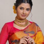 Prajakta Mali Instagram - Last from the series… . दोन choker neck pieces एकत्र परिधान करण्याची हल्ली fashion आहे. म्हणून “तारामंडळ आणि वज्रटिक” एकत्र परिधान करून पाहिले… आणि त्यांनी बहार आणली. (हे दोन्ही अलंकार गेल्या महिन्यातील सगळ्यात जास्त विकले गेलेले अलंकार आहेत.) सोनेरी मणी नथ तर मी हास्यजत्रेत पहिल्यांदाच घातली. 😍 हातात मोती बांगडी आणि गहूतोडे आहेत. @prajaktarajsaaj ♥️