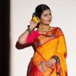 Prajakta Mali Instagram - ना कळे.. कधी कुठे मन वेडे गुंतले… पाहिले न मी तूला…. . #आवडतंगाणं #prajakttamali @♥️ . Jewellery by obviously - @prajaktarajsaaj ♥️♥️♥️ Saree - @pratha_sarees Styled by - @rajasidatar @sheerlychic Assisted by - @sanayaa_vp Hair by - @seemaaofficial Makeup by - @mirrormajestymakeupacademy_ Clicked by - @kalyaam_2.0