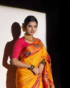 Prajakta Mali Instagram - सगळ्यांना गोपाळकाल्याच्या हार्दिक शुभेच्छा😇. 
.
सर्व गोविंदान्नो, जपून मनोरे रचा. स्वतःची काळजी घ्या. 
सिर सलामत तो पगड़ी पचास।
.
#गोपाळकाला #उत्सव #खेळ #आनंद #श्रावण #सणवार #prajakttamali @♥️
.

Jewellery by obviously -  @prajaktarajsaaj ♥️♥️♥️
Saree - @pratha_sarees 
Styled by - @rajasidatar @sheerlychic
Assisted by - @sanayaa_vp
Hair by - @seemaaofficial 
Makeup by - @mirrormajestymakeupacademy_
Clicked by - @kalyaam_2.0