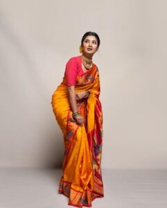 Prajakta Mali Instagram - सगळ्यांना गोपाळकाल्याच्या हार्दिक शुभेच्छा😇. . सर्व गोविंदान्नो, जपून मनोरे रचा. स्वतःची काळजी घ्या. सिर सलामत तो पगड़ी पचास। . #गोपाळकाला #उत्सव #खेळ #आनंद #श्रावण #सणवार #prajakttamali @♥️ . Jewellery by obviously - @prajaktarajsaaj ♥️♥️♥️ Saree - @pratha_sarees Styled by - @rajasidatar @sheerlychic Assisted by - @sanayaa_vp Hair by - @seemaaofficial Makeup by - @mirrormajestymakeupacademy_ Clicked by - @kalyaam_2.0