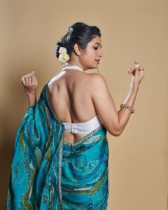 Prajakta Mali Instagram - खरा वाला #candid 🤪. . Last for the road… Can’t #getover .. . #favourite #colour #saree #prajakttamali @🐠 . Saree - @kalkifashion x @mintandmilkpr Jewellery - @@shopravyaa @vblitzcommunications Styled by - @rajasidatar @sheerlychic Assisted by - @sannayah_viiraj Make up - @madhuradeokute Hair - @seemaaofficial Photos - @thepolaroid8
