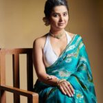 Prajakta Mali Instagram – Be Royal in your own fashion, Act like a queen to be treated… 🎯
.
#royal #queen #leo #augborn #turquiseblue #favourite #whiterose #prajakttamali @🐠
.

Saree – @kalkifashion x @mintandmilkpr
Jewellery – @@shopravyaa
@vblitzcommunications
Styled by – @rajasidatar @sheerlychic
Assisted by – @sannayah_viiraj
Make up – @madhuradeokute
Hair – @seemaaofficial 
Photos – @thepolaroid8