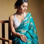Prajakta Mali Instagram – Be Royal in your own fashion, Act like a queen to be treated… 🎯
.
#royal #queen #leo #augborn #turquiseblue #favourite #whiterose #prajakttamali @🐠
.

Saree – @kalkifashion x @mintandmilkpr
Jewellery – @@shopravyaa
@vblitzcommunications
Styled by – @rajasidatar @sheerlychic
Assisted by – @sannayah_viiraj
Make up – @madhuradeokute
Hair – @seemaaofficial 
Photos – @thepolaroid8