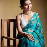 Prajakta Mali Instagram – Be Royal in your own fashion, Act like a queen to be treated… 🎯
.
#royal #queen #leo #augborn #turquiseblue #favourite #whiterose #prajakttamali @🐠
.

Saree – @kalkifashion x @mintandmilkpr
Jewellery – @@shopravyaa
@vblitzcommunications
Styled by – @rajasidatar @sheerlychic
Assisted by – @sannayah_viiraj
Make up – @madhuradeokute
Hair – @seemaaofficial 
Photos – @thepolaroid8