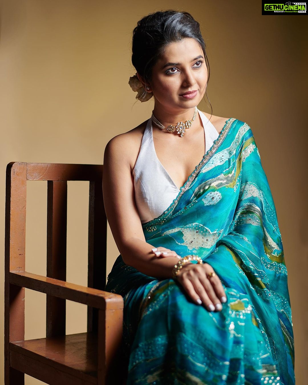 Prajakta Mali Instagram - Be Royal in your own fashion, Act like a queen to be treated… 🎯 . #royal #queen #leo #augborn #turquiseblue #favourite #whiterose #prajakttamali @🐠 . Saree - @kalkifashion x @mintandmilkpr Jewellery - @@shopravyaa @vblitzcommunications Styled by - @rajasidatar @sheerlychic Assisted by - @sannayah_viiraj Make up - @madhuradeokute Hair - @seemaaofficial Photos - @thepolaroid8