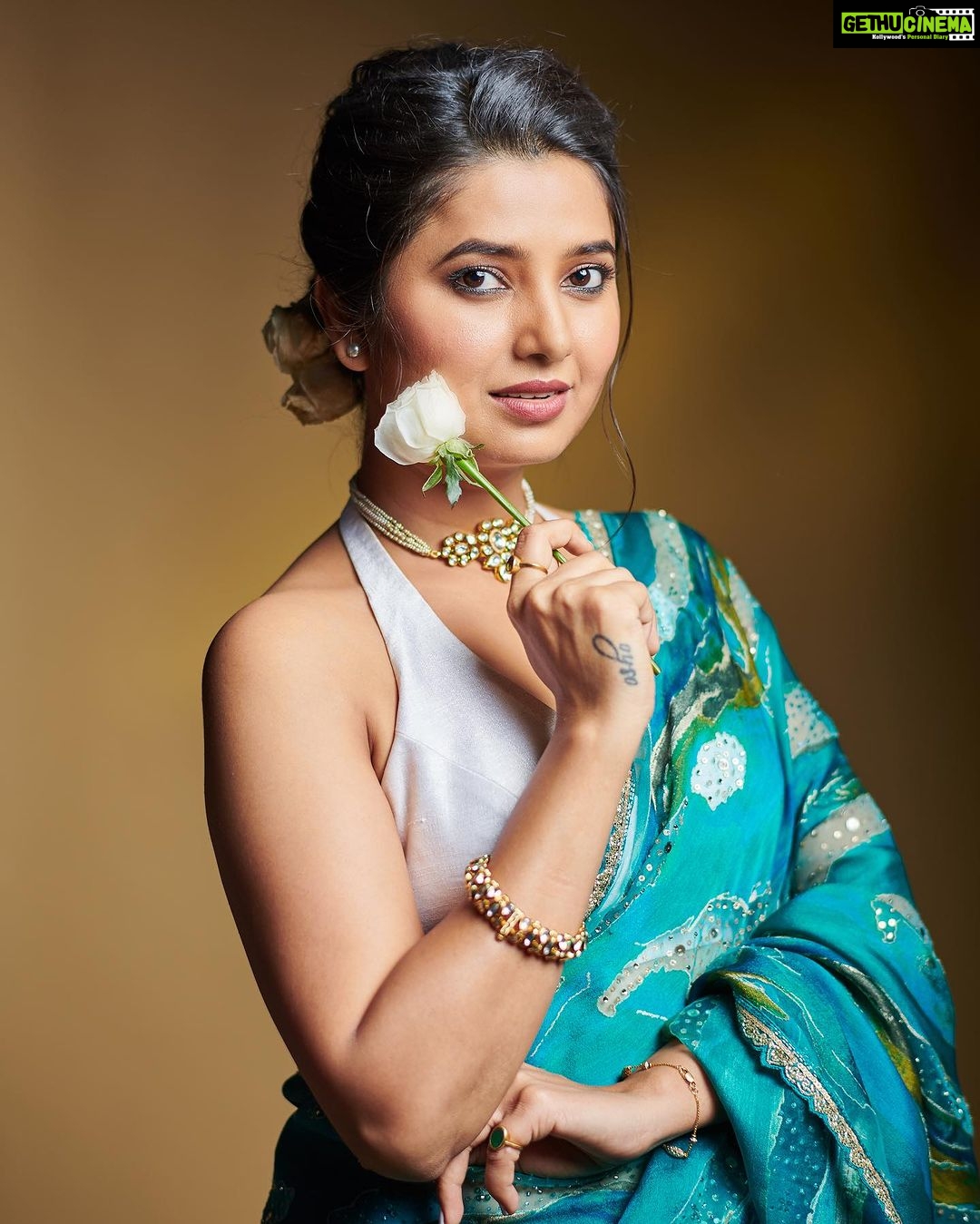 Prajakta Mali - 124.2K Likes - A proud Indian 🇮🇳.
Extremely happy..😇
.
Love and light 🌟
.
#india #science #isro #happy #pride #भारत #moon #indian #prajakttamali @🌟
.
Saree - @kalkifashion x @mintandmilkpr
Jewellery - @@shopravyaa
@vblitzcommunications
Styled by - @rajasidatar @sheerlychic
Assisted by - @sannayah_viiraj
Make up - @madhuradeokute
Hair - @seemaaofficial
Photos - @thepolaroid8