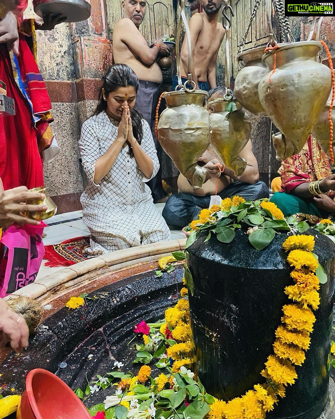 Prajakta Mali Instagram - चिदानंद रूपा “शिवोऽहम् शिवोऽहम्”… 🔱 . आजच्या सोमवारी संकल्प सोडला.. येत्या वर्षात “१२ ज्योतिर्लिंग यात्रा” करणार. आज सुरूवात झाली - “महाराष्ट्रातल्या - परळी वैजनाथ” पासून. (ही यात्रा एकसंधपणे करता आली असती तर जास्त आनंद झाला असता, पण कामाच्या commitments मध्ये ते शक्य नाही. आपणांस तसे जमत असेल तर जरूर करावे. एकसंधपणे यात्रा करणे इष्ट.) . #महादेव #साधक #शिवभक्त #prajakttamali @💫