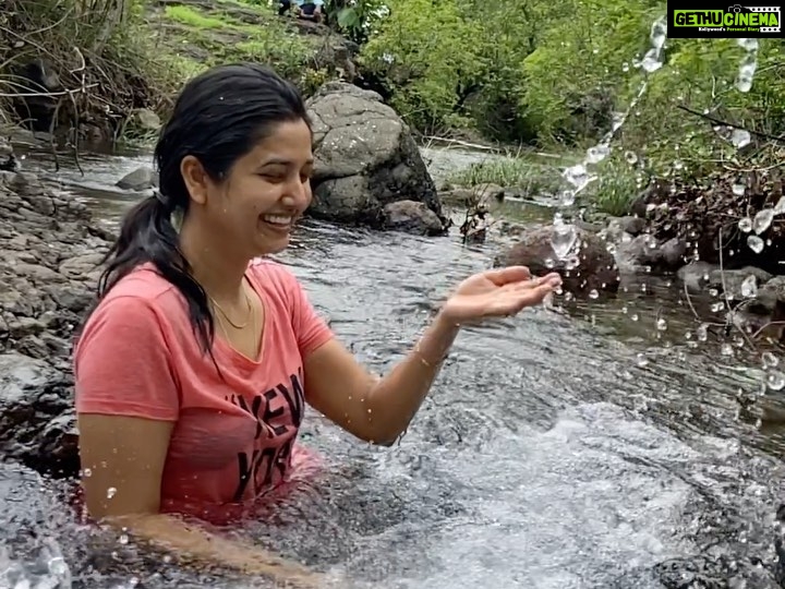 Prajakta Mali Instagram - Nature heals you.. But Nature with Family is the ultimate therapy..🎯. #झरे #छोटेधबधबे #घराजवळ #thegreenmontana #karjat #monsoon #nature #love #green #water #forestbath . @leisurely_experiences