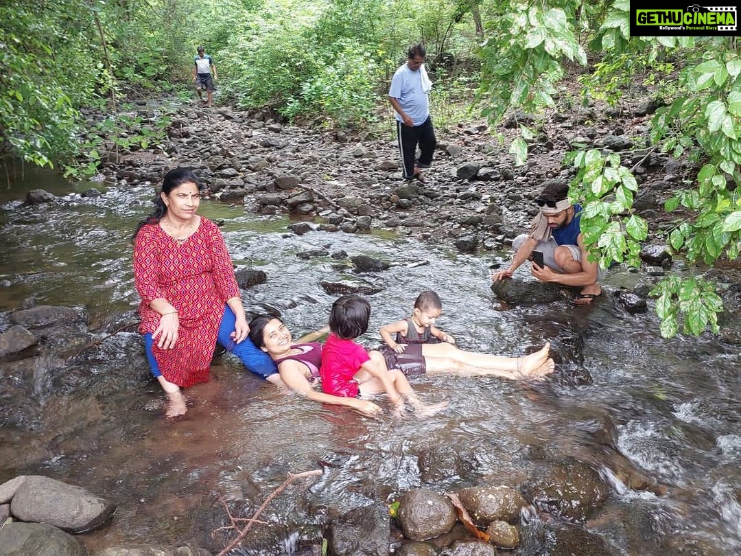 Prajakta Mali Instagram - Nature heals you.. But Nature with Family is the ultimate therapy..🎯. #झरे #छोटेधबधबे #घराजवळ #thegreenmontana #karjat #monsoon #nature #love #green #water #forestbath . @leisurely_experiences