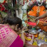 Prajakta Mali Instagram – अंबे तूज वाचून कोण पुरवील आशा… 
नरहरि तल्लीन झाला पदपंकजलेशा..,
.
#आंबेजोगाई 
.
दुग्दशर्करा योग, दुर्गाअष्टमीला आईचं दर्शन घेण्याचं भाग्य लाभलं. 🙏
.
#अष्टमी #दुर्गा #दर्शन #देवी
#prajakttamali @🌟