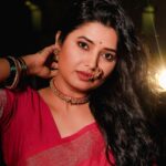 Prajakta Mali Instagram - सख्या रे… सख्या रे… घायाळ मी हरिणी… . काजळ काळी गर्द रात अन कंप कंप अंगात सळ सळनाऱ्या पानांना ही रात किड्यांची साथ कुठ लपू मीकशी लपू मी गेले भांबावूनी भांबावूनी . सख्या रे…सख्या रे… #प्राजक्तराज #तुळजा #सोनं #मोरठूशी #शिंदेशाहीतोडे #सोनेरीमणीनथ #कुडी @♥️ . @prajaktarajsaaj wwwprajaktaraj.in #prajakttamali @♥️