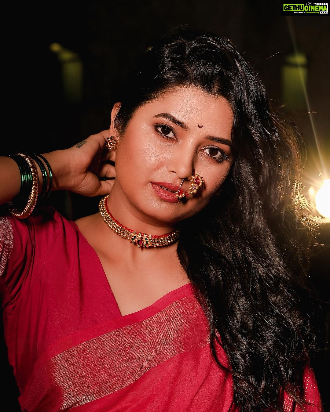 Prajakta Mali - 119.2K Likes - सख्या रे… सख्या रे…
घायाळ मी हरिणी…
.
काजळ काळी गर्द रात अन
कंप कंप अंगात
सळ सळनाऱ्या पानांना ही
रात किड्यांची साथ
कुठ लपू मीकशी लपू मी
गेले भांबावूनी भांबावूनी
.
सख्या रे…सख्या रे…
#प्राजक्तराज #तुळजा #सोनं #मोरठूशी #शिंदेशाहीतोडे #सोनेरीमणीनथ #कुडी @♥️
.
@prajaktarajsaaj
wwwprajaktaraj.in
#prajakttamali @♥️