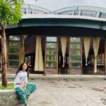 Prajakta Mali Instagram - आयूष्यात कितीही घरं-दारं झाली; तरी आर्ट ॲाफ लिव्हींग चं आश्रम माझं सगळ्यात आवडतं ठिकाण होतं, आहे आणि असेल😌. . Passionately dispassionate.. (कधीही आश्रमवासी होऊ शकते..😅) . #गुरूतत्व #सानिध्य #ध्यान #योगी #शांती . advance course.. detox mode on.. Phone will be off. #मौनव्रत #nature #must for #everyone #artofliving #त्रिवेणीआश्रम #prajakttamali @srisriravishankar @🙏