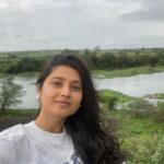 Prajakta Mali Instagram - आयूष्यात कितीही घरं-दारं झाली; तरी आर्ट ॲाफ लिव्हींग चं आश्रम माझं सगळ्यात आवडतं ठिकाण होतं, आहे आणि असेल😌. . Passionately dispassionate.. (कधीही आश्रमवासी होऊ शकते..😅) . #गुरूतत्व #सानिध्य #ध्यान #योगी #शांती . advance course.. detox mode on.. Phone will be off. #मौनव्रत #nature #must for #everyone #artofliving #त्रिवेणीआश्रम #prajakttamali @srisriravishankar @🙏