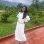 Prajakta Mali Instagram - स्वप्न साकार…🌟 . Happy owner of my dream “Farm House”😌. . (डोंगराच्या कुशीत, निसर्गाच्या सानिध्यात घर पाहिजे,एवढीच अट होती. अगदी मनासारखं घर मिळालं.☺️) #karjat . नाव असणार आहे- “प्राजक्तकुंज”. 🥰 (१- प्राजक्तप्रभा २- प्राजक्तराज ३- प्राजक्तकुंज प्राजक्तत्रयी पुर्ण.) . खानदानातली सर्वात सुंदर property, खानदानातल्या सर्वात मोठ्या कर्जासहीत.. 🤪 फेडू.. फक्त तुमचा आशिर्वाद राहू द्या. 🙏 . #हक्काचंघर #प्राजक्तकुंज #गुरुकृपा #gratitude #prajakttamali @♥️