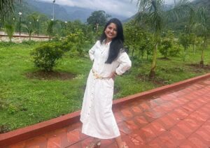 Prajakta Mali Instagram - स्वप्न साकार…🌟 . Happy owner of my dream “Farm House”😌. . (डोंगराच्या कुशीत, निसर्गाच्या सानिध्यात घर पाहिजे,एवढीच अट होती. अगदी मनासारखं घर मिळालं.☺️) #karjat . नाव असणार आहे- “प्राजक्तकुंज”. 🥰 (१- प्राजक्तप्रभा २- प्राजक्तराज ३- प्राजक्तकुंज प्राजक्तत्रयी पुर्ण.) . खानदानातली सर्वात सुंदर property, खानदानातल्या सर्वात मोठ्या कर्जासहीत.. 🤪 फेडू.. फक्त तुमचा आशिर्वाद राहू द्या. 🙏 . #हक्काचंघर #प्राजक्तकुंज #गुरुकृपा #gratitude #prajakttamali @♥️