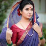 Prajakta Mali Instagram - उमगले रानाला, देठाला पानाला माझ्या सरदाराला समजले ना… . अधीर मन झाले… मधूर घन आले…! . #पाऊस #सरदार #डोक्यावरपदर #मराठी #गुलाब #प्रेम #प्राजक्तराज #बोरमाळ #सोनसळा #prajakttamali @♥️