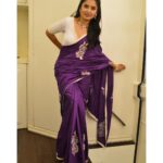 Prajakta Mali Instagram - अभी मतवाले दिलों की मुहब्बत वाले दिलों की… बात कोई क्या जाने है । . पत्ता पत्ता…☘️ . #oldsongs #favourites #saree #prajakttamali @🪻 . #nolights #vanityvan #shoots . Saree - @sujatradesigns Jewellery - @shillpapuriidesignerjewellery Styled by - @rajasidatar @sheerlychic Assisted by - @_mansikadam13 Hmu - @seemaaofficial @mirrormajestymakeupacademy_ Clicked by - @vikshilp9910