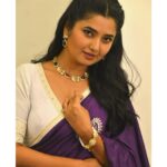 Prajakta Mali Instagram - पत्ता पत्ता बूटा बूटा.. हाल हमारा जाने हैं । जाने न जाने गुल ही न जाने.. बाग तो सारा जाने हैं । . पत्ता पत्ता… ☘️ . #oldsongs #special #lavender #saree #prajakttamali @🪻 . Saree - @sujatradesigns Jewellery - @shillpapuriidesignerjewellery Styled by - @rajasidatar @sheerlychic Assisted by - @_mansikadam13 Hmu - @seemaaofficial @mirrormajestymakeupacademy_ Clicked by - @vikshilp9910